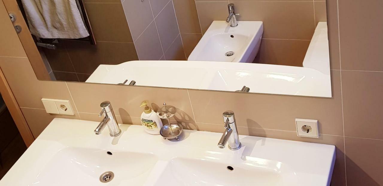 Exceptional Uzupis Bridge 3 Bedroom Apartment Vilna Exterior foto