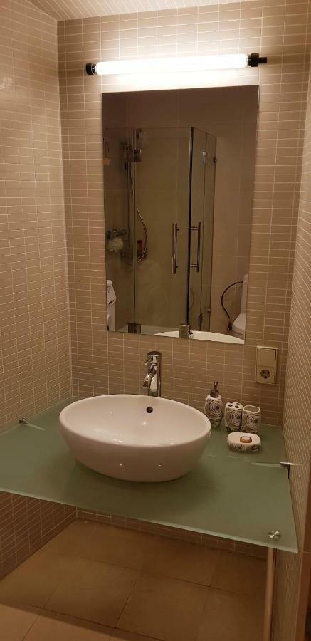 Exceptional Uzupis Bridge 3 Bedroom Apartment Vilna Exterior foto